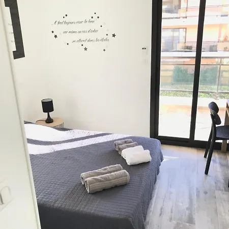 Appartement 3 Pieces, Refait A Neuf, Standing, Piscine, A Pieds
