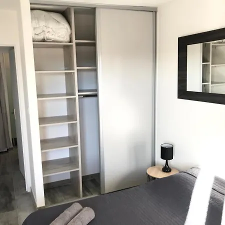 Appartement 3 Pieces, Refait A Neuf, Standing, Piscine, A Pieds *