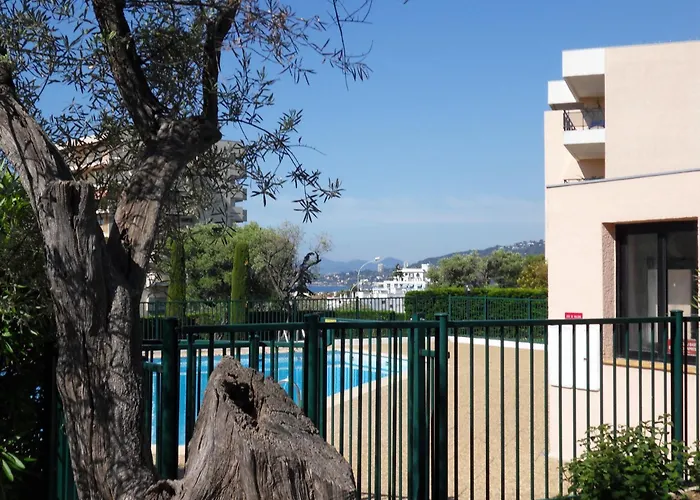 3 Pieces, Refait A Neuf, Standing, Piscine, A Pieds Antibes