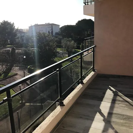 Appartement 3 Pieces, Refait A Neuf, Standing, Piscine, A Pieds