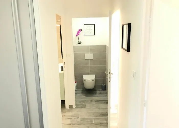 3 Pieces, Refait A Neuf, Standing, Piscine, A Pieds