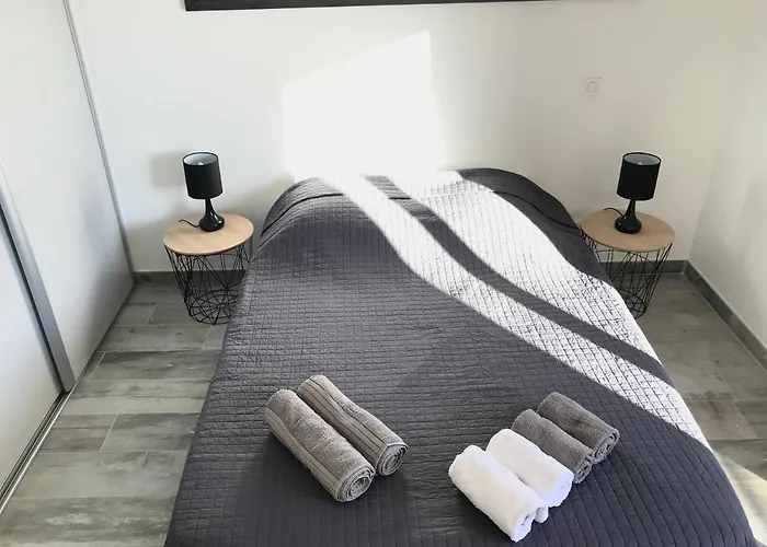 3 Pieces, Refait A Neuf, Standing, Piscine, A Pieds Daire *