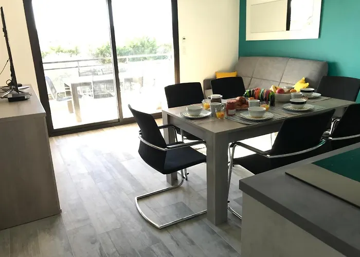 3 Pieces, Refait A Neuf, Standing, Piscine, A Pieds Daire